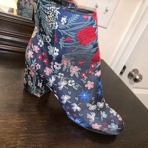 Flowery ankle bootie heel